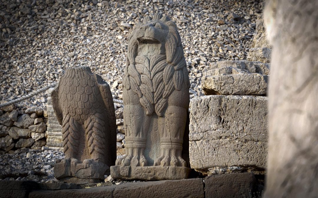 LION STATUES ON THE MOUNTAIN NEMRUT
