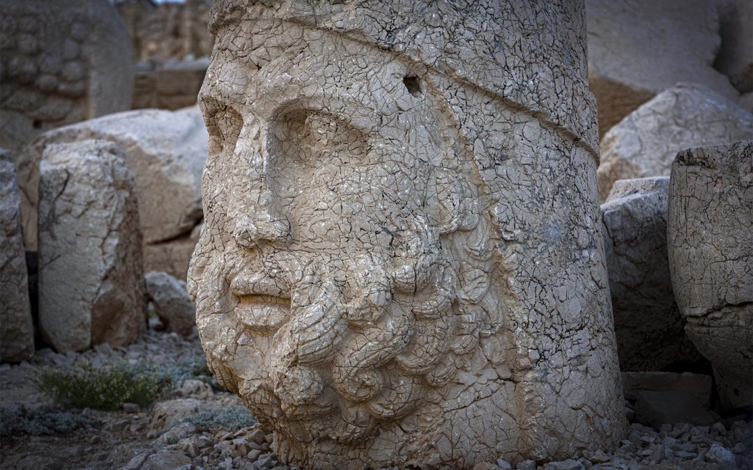 STATUE OF ZEUS ON MOUNTAIN NEMRUT
